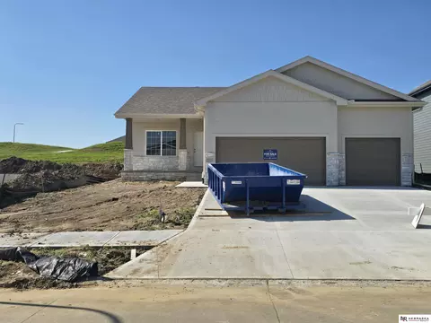 Exterior - 16013 Isabella St, Bennington, NE 68007 photo 2 of 2