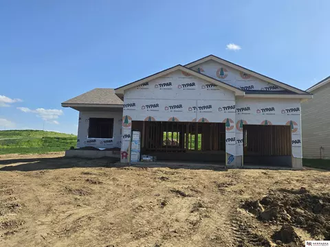 16013 Isabella St, Bennington, NE 68007
