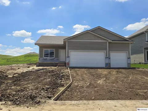 16013 Isabella St, Bennington, NE 68007