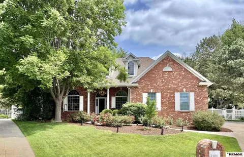 6110 Woodstock Cir, Lincoln, NE 68512