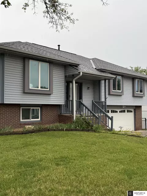 3432 Faye Dr, Bellevue, NE 68123