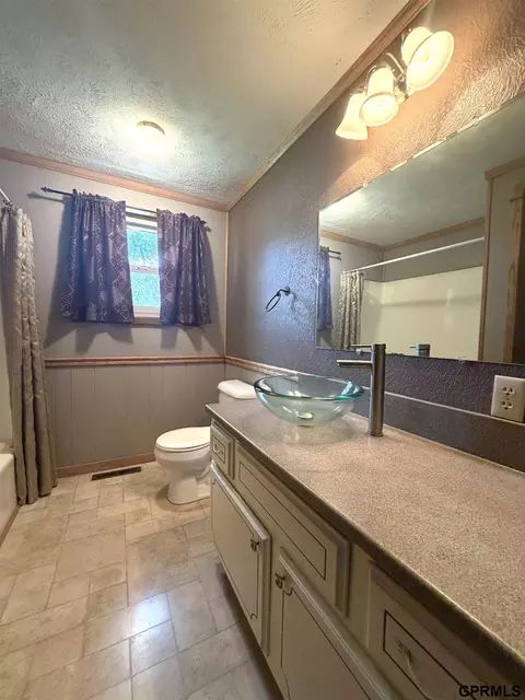 Bath - 133 N Fillmore St, Bruning, NE 68322 photo 3 of 5
