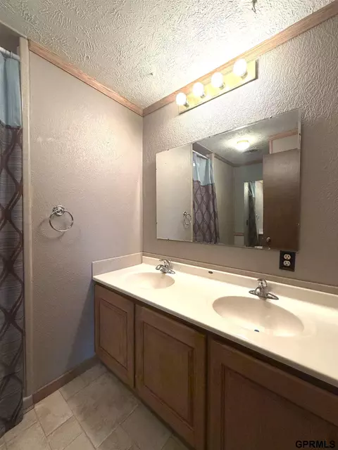 Bath - 133 N Fillmore St, Bruning, NE 68322 photo 1 of 5