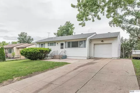 7602 S 35th St, Bellevue, NE 68147