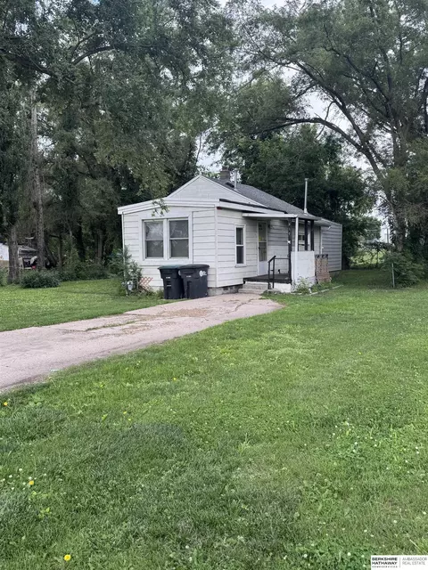 910 E Camden Ave, Omaha, NE 68110
