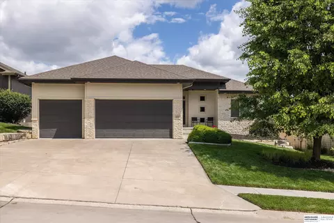 18710 Leavenworth St, Omaha, NE 68022