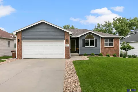 2080 Gunnison Dr, Lincoln, NE 68521