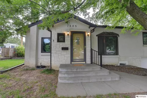 1505 N 61st St, Omaha, NE 68104