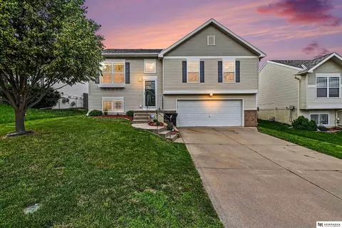 8842 Quest St, Omaha, NE 68122