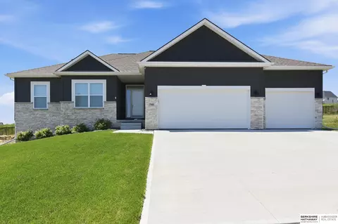 Exterior - 17005 Daniel St, Bennington, NE 68007 photo 2 of 4
