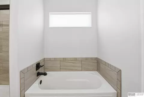 Bath - 17005 Daniel St, Bennington, NE 68007 photo 3 of 3