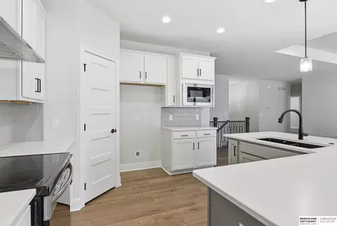 Kitchen - 17005 Daniel St, Bennington, NE 68007 photo 4 of 5