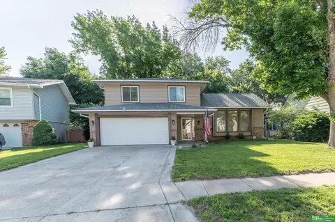 1011 Bluff St, Bellevue, NE 68005