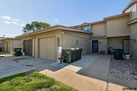 9023 Gary Cir, Omaha, NE 68138