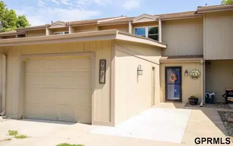 9023 Gary Cir, Omaha, NE 68138