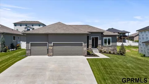 18450 Greenleaf St, Omaha, NE 68136
