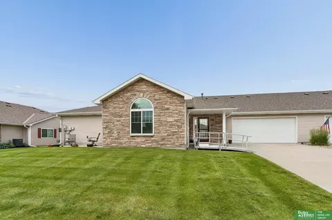 8706 N 160 Plz, Bennington, NE 68007