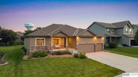 21315 Blackstone Cir, Gretna, NE 68028