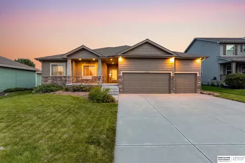 21315 Blackstone Cir, Gretna, NE 68028