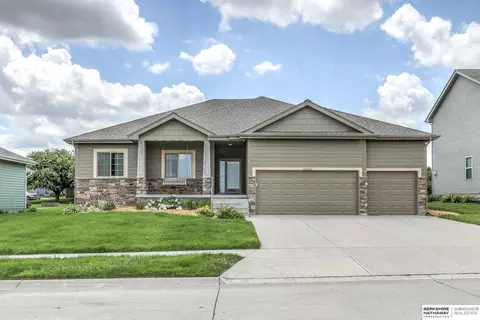 21315 Blackstone Cir, Gretna, NE 68028