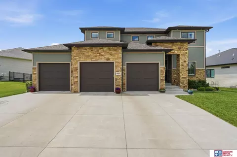 8225 S 97th St, Lincoln, NE 68526
