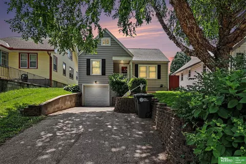 5011 Charles St, Omaha, NE 68132