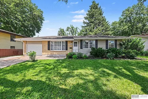 9428 Meadow Dr, Omaha, NE 68114