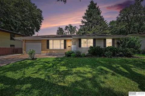 9428 Meadow Dr, Omaha, NE 68114