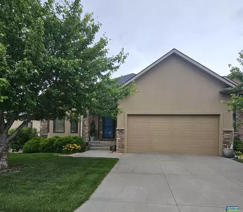 8936 Sandhills Ct, Lincoln, NE 68526