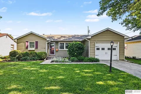 6102 Oak St, Omaha, NE 68106
