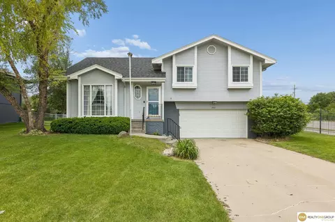 2002 Queen Dr, Papillion, NE 68046