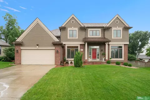 16827 O Cir, Omaha, NE 68135