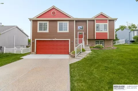 2506 Hogantown Dr, Bellevue, NE 68123