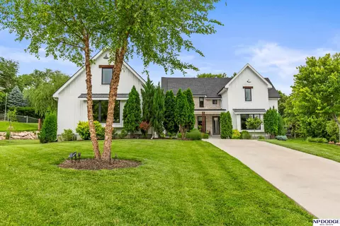 9354 Douglas St, Omaha, NE 68114