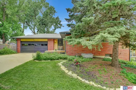 241 Wedgewood Dr, Lincoln, NE 68510