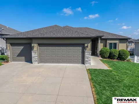 3120 Rawhide Dr, Lincoln, NE 68507