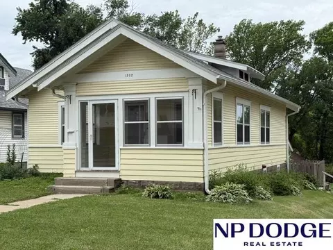 1202 S 43 St, Omaha, NE 68105