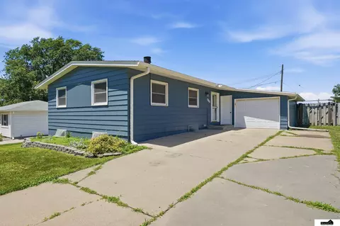 8340 Chestnut Ln, Lincoln, NE 68510