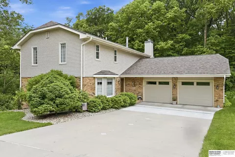 102 Lafayette Ln, Bellevue, NE 68005