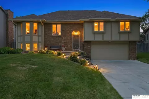 910 Joseph Dr, Papillion, NE 68046