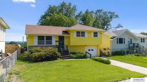 211 Woodland Dr, Omaha, NE 68108