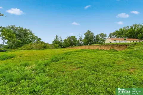 2516 Chandler Rd E, Bellevue, NE 68005