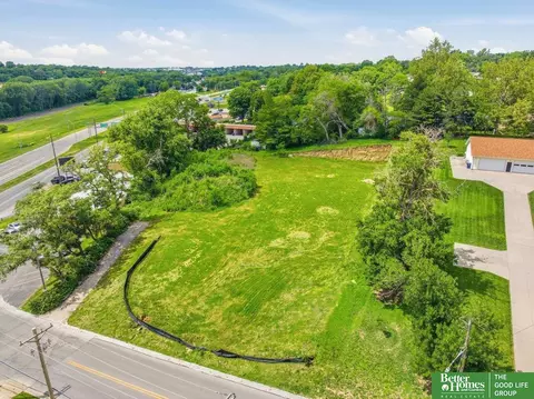 2516 Chandler Rd E, Bellevue, NE 68005