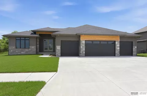 18505 Acorn Dr, Gretna, NE 68028