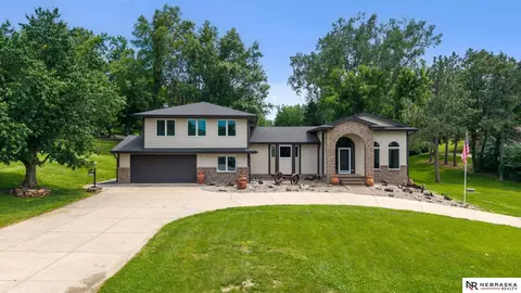 11211 Kentucky Rd, Papillion, NE 68133