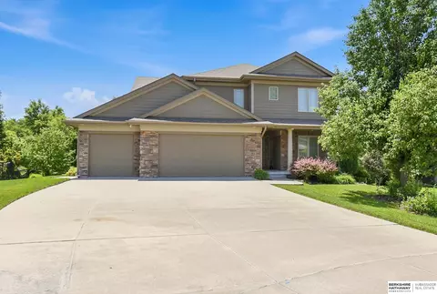 1421 White Pine Cir, Papillion, NE 68046