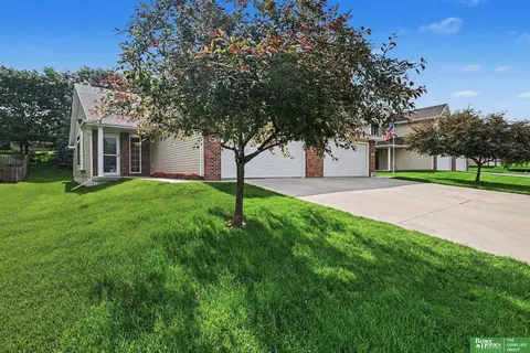 7915 S 162nd St, Omaha, NE 68136