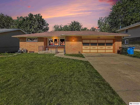 301 Glenhaven Dr, Lincoln, NE 68505