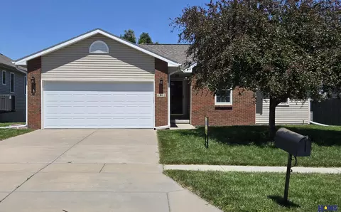 6410 Cornflower Dr, Lincoln, NE 68504