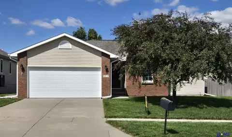 6410 Cornflower Dr, Lincoln, NE 68504
